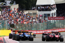 Felipe Nasr, Sauber C35 y Kimi Raikkonen, Ferrari SF16-H
