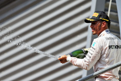 Podio: Lewis Hamilton, Mercedes AMG F1 festaggia il suo terzo posto con lo champagne sul podio