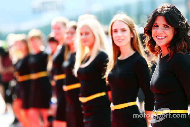 Grid girls nella sfilata dei piloti