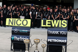 Nico Rosberg, Mercedes AMG F1 et son équipier Lewis Hamilton, Mercedes AMG F1 fêtent le titre constructeurs avec Niki Lauda, Toto Wolff, directeur exécutif Mercedes AMG F1 et l'équipe