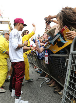 Lewis Hamilton, Mercedes AMG F1, gibt Autogramme