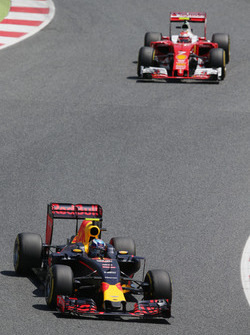 Макс Ферстаппен, Red Bull Racing RB12 попереду Кімі Райкконена, Ferrari SF16-H
