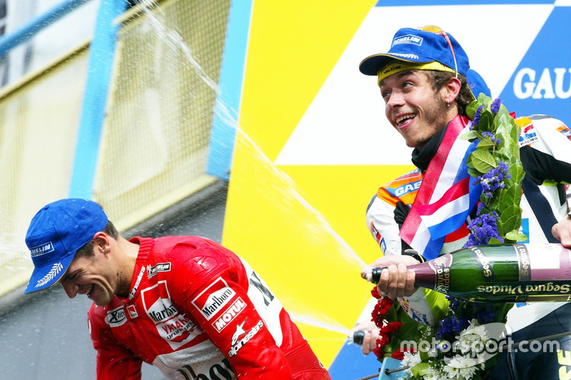 Podium: Sieger Valentino Rossi, Honda Team; 3. Carlos Checa, Yamaha Team