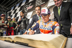 Marc Marquez, Repsol Honda Team, unterschreibt bei der MotoGP-Parade im Goldenen Buch der Stadt Graz