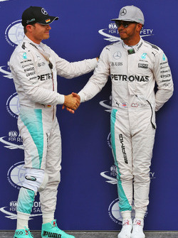 Nico Rosberg, Mercedes AMG F1 celebra si pole position en parc ferme con el segundo lugar Lewis Hami