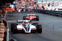 Ricardo Patrese, Brabham BT49D lidera a Didier Pironi, Ferrari