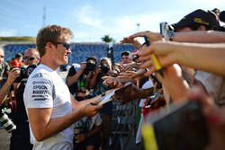 Ніко Росберг, Mercedes AMG F1 підписує автографи уболівальникам