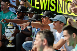Sieger Lewis Hamilton, Mercedes AMG F1, und 2. Nico Rosberg, Mercedes AMG F1, feiern mit dem Team