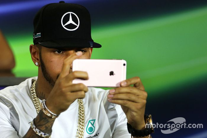 Reloj grande, pendientes, pulseras... y un enorme collar