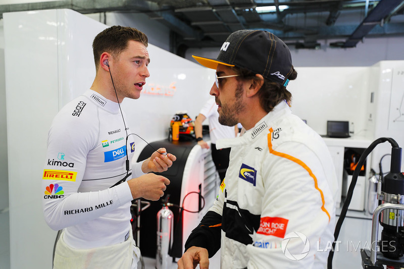 Stoffel Vandoorne, McLaren, talks with Fernando Alonso, McLaren