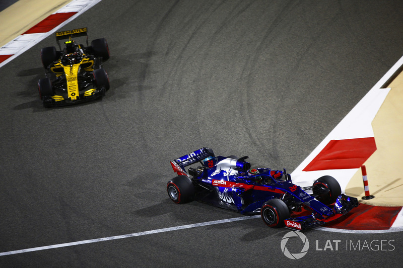 Brendon Hartley, Toro Rosso STR13 Honda, Carlos Sainz Jr., Renault Sport F1 Team R.S. 18