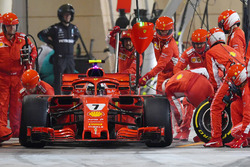 Kimi Raikkonen, Ferrari SF71H percute un mécanicien dans les stands