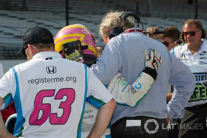 Dale Coyne comforts Pippa Mann after failing to make the field, Dale Coyne Racing Honda