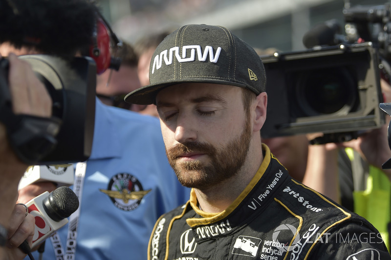 Ekspresi James Hinchcliffe, Schmidt Peterson Motorsports Honda setelah gagal lolos ke babak kualifikasi Indy 500