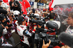 Fernando Alonso, Toyota Gazoo Racing fête la victoire avec l'équipe