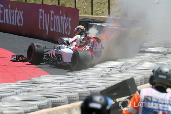 Marcus Ericsson, Sauber C37 crashes in FP1 and catches fire