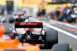 Marcus Ericsson, Sauber C37, en pit lane