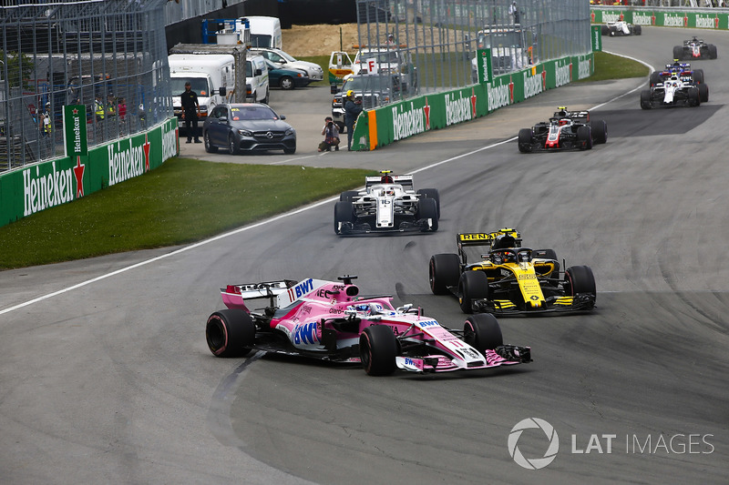 Sergio Perez, Force India VJM11, se va a la hierba tras tocarse con Carlos Sainz