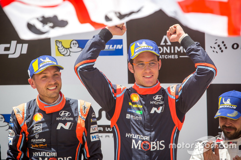 Podio: ganadores Thierry Neuville, Nicolas Gilsoul, Hyundai Motorsport Hyundai i20 Coupe WRC