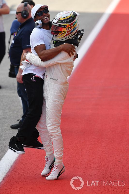 Lewis Hamilton comemora pole do GP dos EUA de 2017 com Nicolas Hamilton