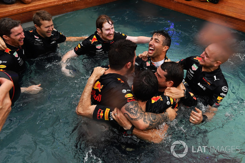 Race winner Daniel Ricciardo, Red Bull Racing celebrates with the team in the Red Bull Racing Energy Station swimming pool