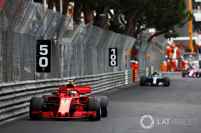 Kimi Raikkonen, Ferrari SF71H, delante de Valtteri Bottas, Mercedes AMG F1 W09