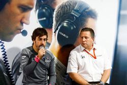 Fernando Alonso, McLaren, Zak Brown, Director ejecutivo McLaren Technology Group, en conferencia de