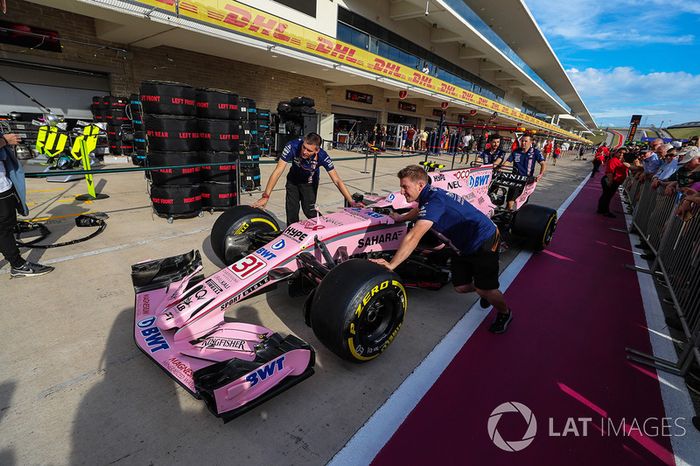 Mecánicos con el Sahara Force India VJM10 en pit lane