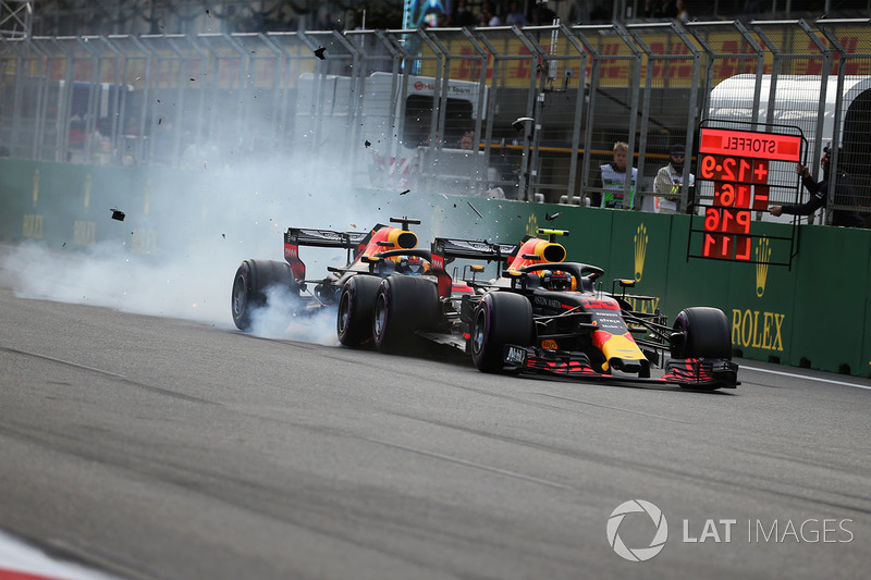 Max Verstappen, Red Bull Racing RB14 ve Daniel Ricciardo, Red Bull Racing RB14 kaza