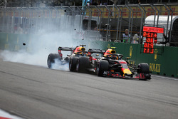 Max Verstappen, Red Bull Racing RB14 ve Daniel Ricciardo, Red Bull Racing RB14 kaza