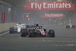 Kevin Magnussen, Haas F1 Team VF-18 with puncture on lap one