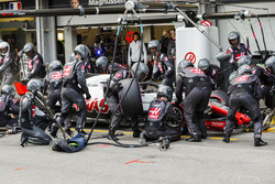 Romain Grosjean, Haas F1 Team VF-18 Ferrari, pit stop