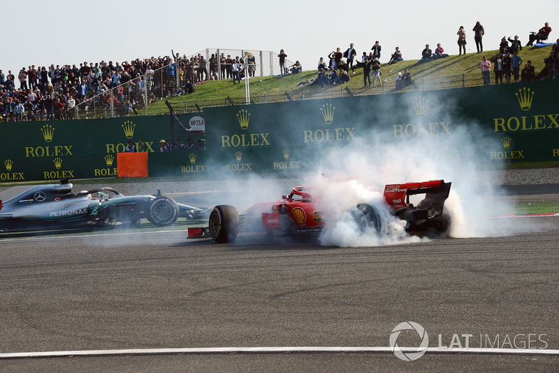 Sebastian Vettel, Ferrari SF71H melintir setelah tertabrak Max Verstappen, Red Bull Racing RB14