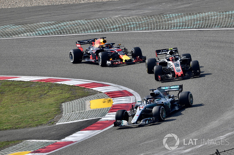 Lewis Hamilton, Mercedes-AMG F1 W09 EQ Power+, Kevin Magnussen, Haas F1 Team VF-18 et Daniel Ricciardo, Red Bull Racing RB14