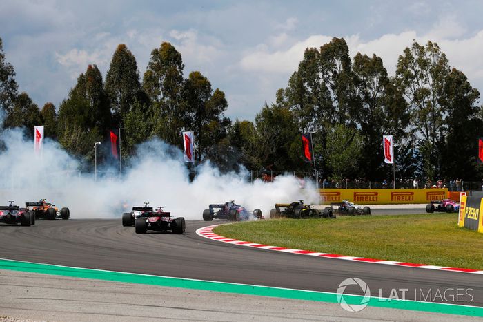Romain Grosjean, Haas F1 Team VF-18, gira causando un accidente que implica a Nico Hulkenberg, Renault Sport F1 Team R.S. 18, y Pierre Gasly, Toro Rosso STR13