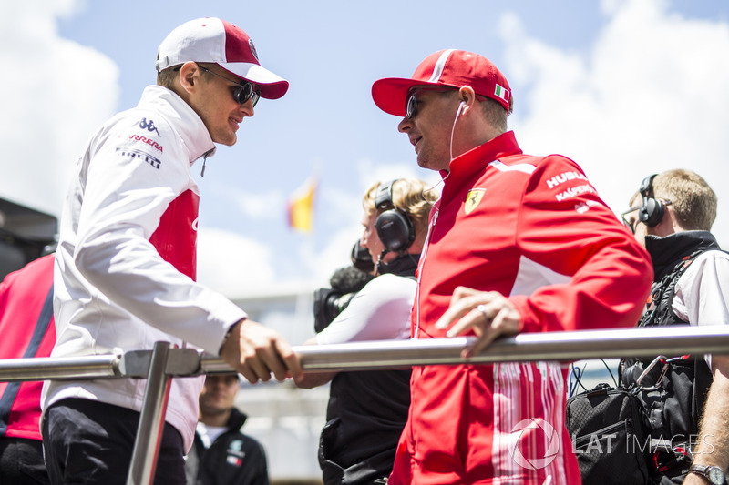 Marcus Ericsson, Sauber and Kimi Raikkonen, Ferrari on the drivers parade