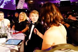 Lee McKenzie parle à Billy Monger