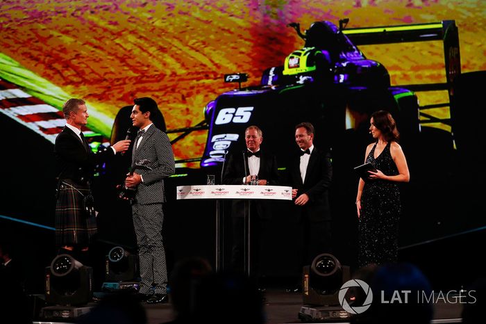 Enaam Ahmed recoge el premio con David Coulthard