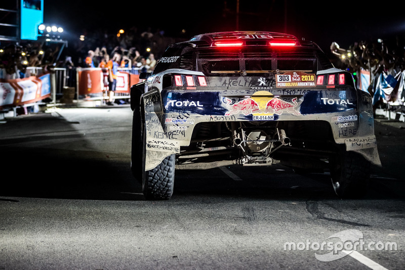 I vincitori #303 Peugeot Sport Peugeot 3008 DKR: Carlos Sainz, Lucas Cruz