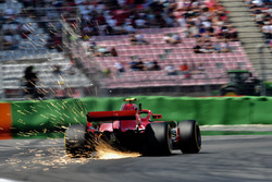 Kimi Raikkonen, Ferrari SF71H, solleva scintille