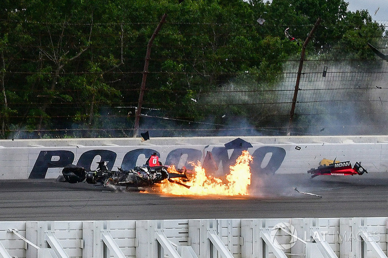 El accidente entre Robert Wickens, Schmidt Peterson Motorsports Honda, James Hinchcliffe, Schmidt Peterson Motorsports Honda, Ryan Hunter-Reay, Andretti Autosport Honda, Pietro Fittipaldi, Dale Coyne Racing Honda / Todd Dziadosz