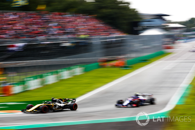 Nico Hulkenberg, Renault Sport F1 Team RS 18, devant Pierre Gasly, Toro Rosso STR13