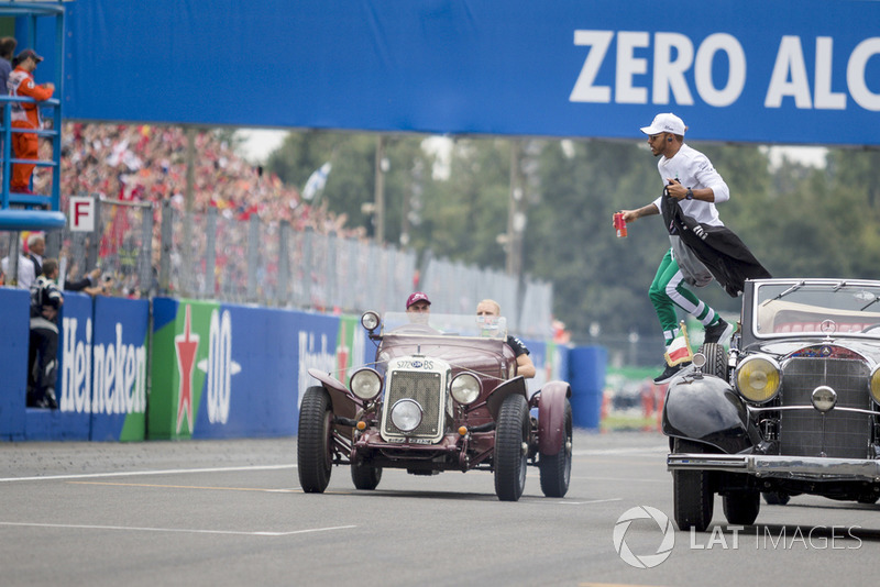 Lewis Hamilton, Mercedes AMG F1 y Valtteri Bottas, Mercedes AMG F1 W09 en el desfile