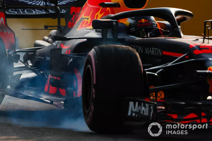 Max Verstappen, Red Bull Racing RB14, locks-up a front wheel