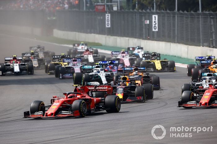 Charles Leclerc, Ferrari SF90, Sebastian Vettel, Ferrari SF90 and mMax Verstappen, Red Bull Racing RB15 al inicio