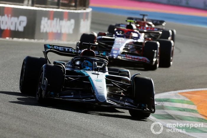 George Russell, Mercedes F1 W15, Yuki Tsunoda, RB F1 Team VCARB 01