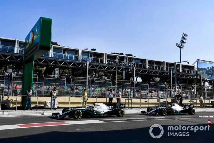 Valtteri Bottas, Mercedes AMG W10 y Lewis Hamilton, Mercedes AMG F1 W10 alineados para el inicio de la sesión