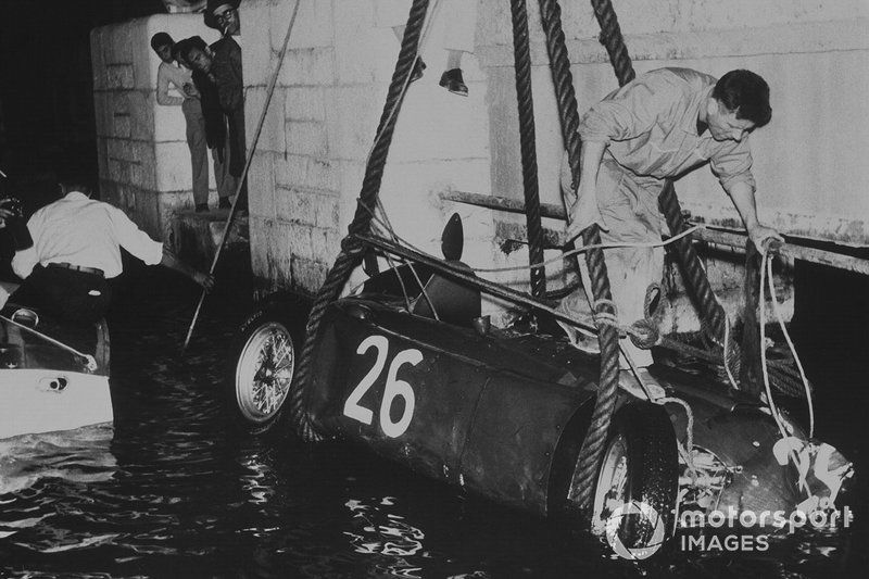 El Lancia D50 de Alberto Ascari es recuperado del muelle en Mónaco.
