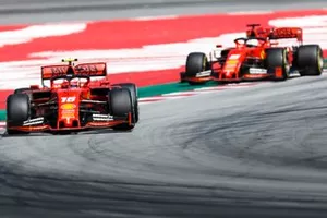 Charles Leclerc, Ferrari SF90, voor Sebastian Vettel, Ferrari SF90