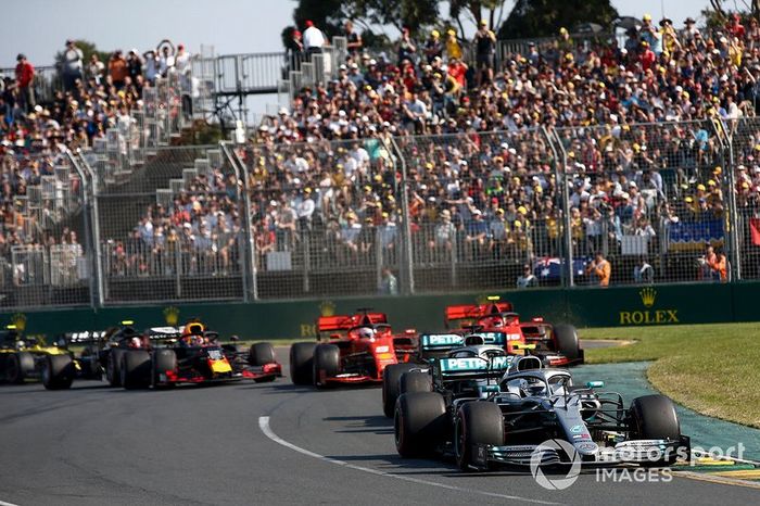 Valtteri Bottas, Mercedes AMG W10, Lewis Hamilton, Mercedes AMG F1 W10, Sebastian Vettel, Ferrari SF90, Charles Leclerc, Ferrari SF90, Max Verstappen, Red Bull Racing RB15, al inicio